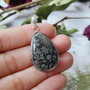 Colgante de Oro Apache con Cabujón en Forma de Pera y Bisel de Plata 925 |   Joyería de Piedras Preciosas Únicas al por Mayor - Product Image 1