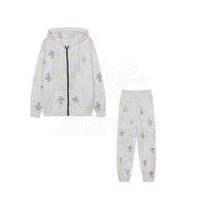 Ensemble de survêtements en strass pour femme avec des détails audacieux et un survêtement en strass d'appel moderne - Product Image 2