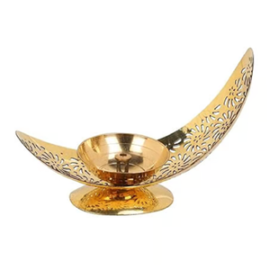 Lámpara Diya de latón tallado con un diseño detallado de pétalos de loto en una base acampanada, ideal para Pooja, disponible al por mayor - Product Image 3