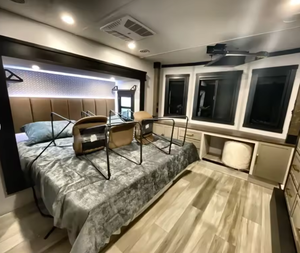 รถบ้านมือสอง 3 เดือนการใช้งาน ปี 2023 2024 2025 ยี่ห้อ Forest River รุ่น Fifth Wheel Wildcat 34CRIB รถพ่วงเดินทาง RV - Product Image 4