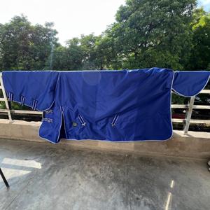Alfombra impermeable de invierno 600D para caballos con cuello adjunto Manta duradera para exteriores con relleno de polietileno para protección contra el frío - Product Image 6