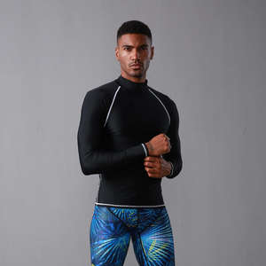 T-shirt de surf Rash Guard noir avec logo personnalisé pour hommes, nylon et élasthanne de haute qualité, haute qualité pour hommes - Product Image 5