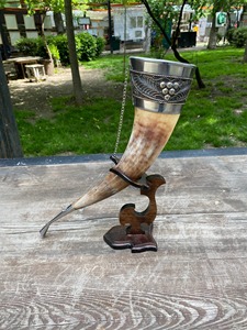 Cuerno nórdico rústico para beber con soporte de madera Copa vikinga ideal para exhibir regalos o celebraciones medievales - Product Image 4