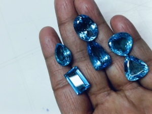 พลอยบลูโทแพซธรรมชาติคุณภาพสูง ทรงลูกแพร์ งานแฮนด์เมด ขนาดใหญ่ สีฟ้าเข้ม หินประจำเดือนธันวาคม สำหรับขายส่ง - Product Image 4