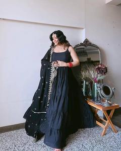 Rakshabandhan ชุดราตรีปักลายดอกไม้สำหรับนักออกแบบใหม่ชุดผ้าไหมเนยปักลายสวยงามแบบพิเศษ - Product Image 2