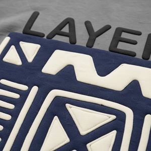 Camiseta de algodón 100% de 240 g/m² para mujer, personalizada al por mayor, con estampado 3D en relieve, logotipo bordado, efecto desgastado, corte holgado y patchwork. - Product Image 5