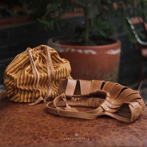 สร้อยข้อมือหนังทำมือที่มีสไตล์พร้อมอุปกรณ์เสริมที่ทนทานระดับพรีเมียมถูกสร้างขึ้นสำหรับสวมใส่กลางแจ้งทุกวันแบบสบายๆจากประเทศอินโดนีเซีย - Product Image 4