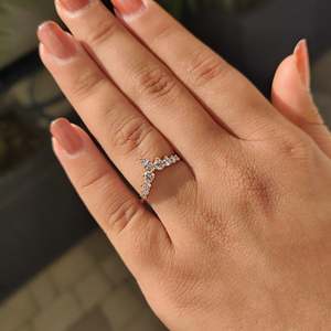 Bague de mariage incurvée à sept pierres, élégante, avec diamants, pour mariées et mariés - Product Image 6