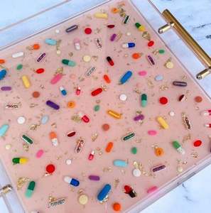 Plateau de service carré en acrylique transparent Design de médecine fait à la main Parfait pour une utilisation élégante sur la table dans la cuisine, la salle à manger et le salon - Product Image 2