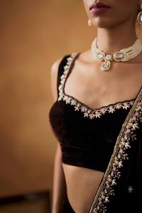 Sari de terciopelo elegante de buena calidad D FASHION GURU, largo hasta el suelo, con bordado elaborado, borde de encaje de lujo, de secado rápido, estilo Bollywood para fiestas - Product Image 4