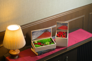 Boîte à fleurs en bois personnalisée, grande et élégante, forme carrée, fleurs artificielles personnalisées, motifs Hokusai, RIN Red Fuji - Product Image 4