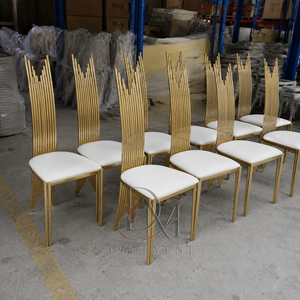 Chaise de mariage sculpturale haute en acier inoxydable doré avec dossier éventail et coussin blanc pour banquets et événements hôteliers – Vente en gros de sièges - Product Image 2