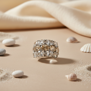 Bague tendance pour femme plaquée or, coupe princesse, avec incrustation de pierres précieuses couleur champagne, forme chiffre en argent - Product Image 2