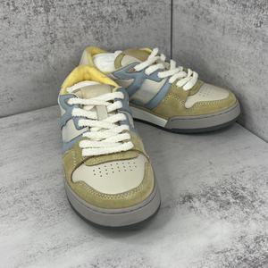 Toutes les saisons sont adaptées à cette paire de chaussures de marche à semelle souple pour hommes, avec lacets réglables, conçues pour les couples. - Product Image 2