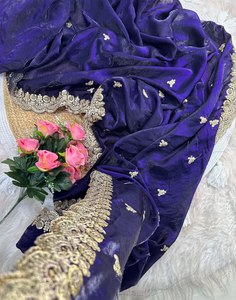 Sari en soie satinée de qualité supérieure avec des détails de travail de sequins, broderie Jari Dori et bordure ajourée pour les fonctions festives et traditionnelles - Product Image 5