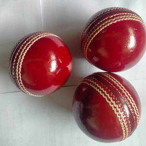 Balle de cricket légère au design nouveau, balle dure fabriquée sur mesure avec logo personnalisé - Product Image 1