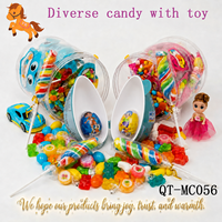 Lot en gros de bonbons sucrés avec sucettes gélifiées, chocolats, œufs surprises et jouets pour cadeaux de fête pour enfants