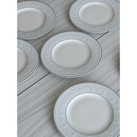 Ensemble de deux assiettes en porcelaine Villeroy & Boch, blanc et gris argenté, service élégant, décoration de table chic, vaisselle française, fabrication artisanale de haute qualité