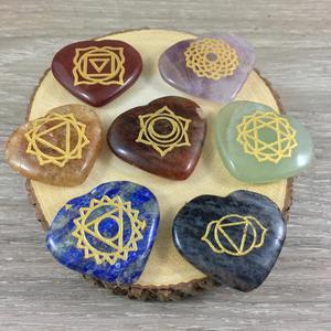 Comprar en línea Faceted Natural Healing Stones Multicolor 7 Chakra Heart Set con Chakra Stone Caja de regalo - Product Image 1
