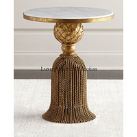 Table d'appoint de luxe en or, design royal, fabrication artisanale, aspect attrayant, design de piédestal décoratif