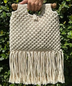 Bolso de mano de algodón indio hecho a mano para mujer con patchwork único y material duradero para el uso diario - Product Image 5