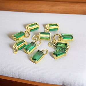 Pendentif en quartz émeraude en forme de baguette en gros |   Charme de naissance en pierre précieuse verte fait à la main - Product Image 3