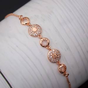 สร้อยข้อมือโซ่โลหะผสมเพทายชุบทองแบบปรับได้ ดีไซน์เรียบหรู สำหรับผู้หญิง สวมใส่ได้ทุกวัน ทั้งลำลองและทำงาน - Product Image 1