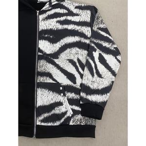 เสื้อฮู้ดซิปเต็มตัวลายม้าลายขาวดำสำหรับผู้ชาย แบบมีหมุดตกแต่ง ODM ขายส่งเสื้อผ้า Trackstar OEM แบรนด์ส่วนตัว - Product Image 3