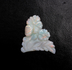 Opale de Feu Blanche Naturelle d'Australie 48x30MM Forme Fantaisie Cabochon Sculpté à la Main Motif Floral 35 Carats - Product Image 3