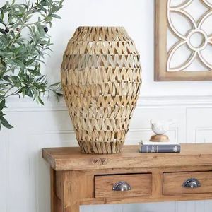 Vase à fleurs en rotin fait main de designer avec un style moderne unique, idéal pour les hôtels d'appartements haut de gamme - Product Image 1