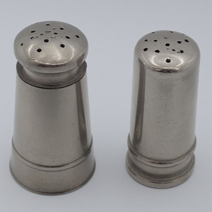 Elegante molinillo de sal y pimienta de latón con superficie de bronce antiguo martillado artesanal que ofrece acento decorativo para cenar - Product Image 1