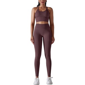 Conjunto de ropa de gimnasio sin costuras para mujer con cintura alta elástica y ajuste moldeador de cuerpo - Product Image 1