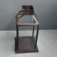 Farol de Vela Artesanal con Diseño Artístico, Vidrio y Latón con Acabado Marrón, 4x4x4.5 Pulgadas, Modelo L358, para Decoración del Hogar
