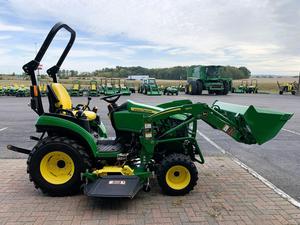 2022 Johnn Deere 24hp 2025R Modelo de tractor con implementos disponibles - Product Image 3