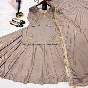 Conjunto Tradicional Indio-Pakistaní de Lehenga y Kurta de Seda Beige con Bordado Dorado, Ropa Tradicional para Mujer, Venta al Por Mayor - Product Image 1