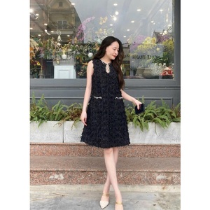 Vestido de tweed de Vietnam de corte recto decorado con perlas en el escote - Product Image 6