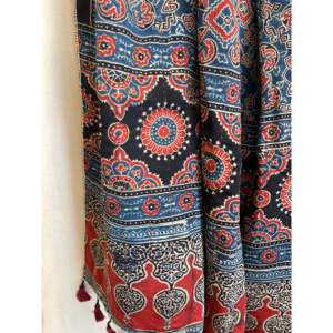 Tissu satiné Ajrakh matelassé double face en laine et soie, tissé à la main, imprimé géométrique dessiné à la main, disponible en bleu profond/rouge Ajrakh - Product Image 3
