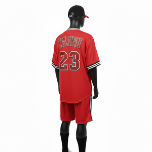 Ensemble short de baseball pour homme, haute qualité, polyester mesh léger, rouge avec empiècements latéraux, logo brodé. - Product Image 5