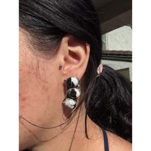 Boucles d'oreilles clous géométriques en argent sterling et buffle blanc, fabrication Navajo, sertissage clos, à tige - Product Image 1