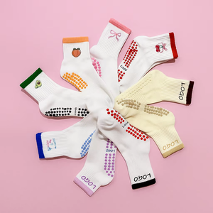 Chaussettes de sport antidérapantes en coton avec logo personnalisé et motif brodé pour femme, avec revers coloré, pour Pilates et Yoga, fabriquées au Vietnam - Product Image 1