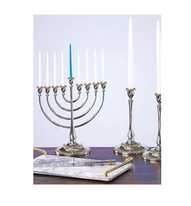 Ménorah en laiton de qualité supérieure conçue pour une utilisation à long terme dans les célébrations religieuses juives annuelles - Product Image 1