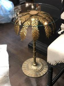 Table basse en aluminium luxueuse avec des motifs floraux faits à la main et un plateau en verre poli fait pour impressionner dans des intérieurs haut de gamme - Product Image 4