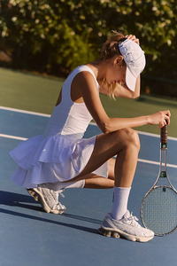 Prix d'usine Robe de tennis blanche à col à enfiler pour femmes Robe de sport respirante pour filles Jupe de yoga OEM à l'avant Vêtements de tennis - Product Image 2