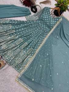 Vente en gros de vêtements de fête et de mariage indiens Haut brodé en fausse georgette et Sharara avec Dupatta brodé - Product Image 3