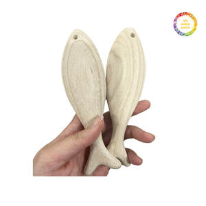 Sculpture de poisson en bois durable et magnifiquement conçue, forme personnalisable gravée pour la décoration murale et les cadeaux. - Product Image 6