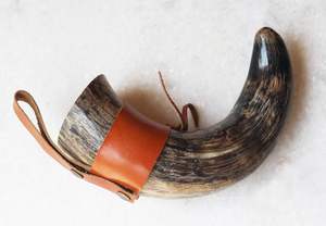 Corne à boire viking médiévale artisanale 100% naturelle, couleur antique, économique, avec support, corne à boire sculptée, offre de vente - Product Image 6