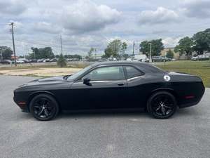 Dodge Challenger SXT usado con caja de cambios manual lista para entrega puerta a puerta interior oscuro 4L capacidad del motor - Product Image 3