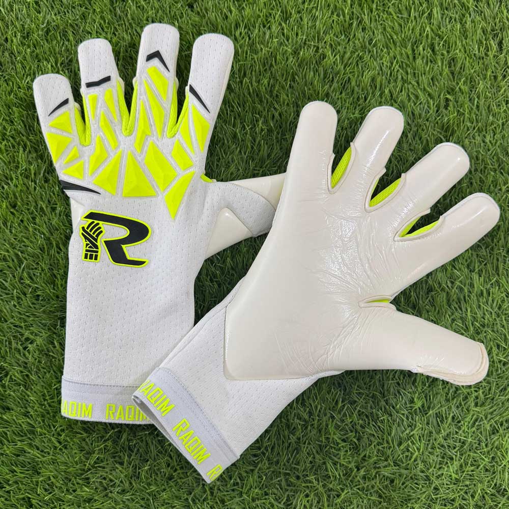 Customized Soccer Goalkeeper Gloves - High Quality & Safety