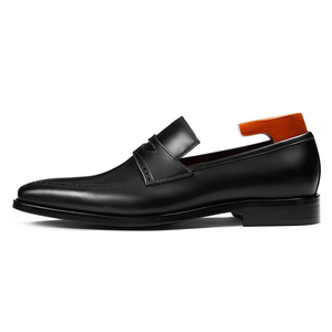 Chaussures en cuir noir de haute qualité pour hommes avec finition haut de gamme, semelle durable et design élégant pour le port au bureau formel. - Product Image 3
