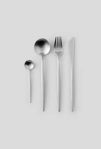 Ensemble de couverts en métal au design luxueux pour une table élégante à la maison et à l'hôtel, offrant un attrait visuel haut de gamme - Product Image 6